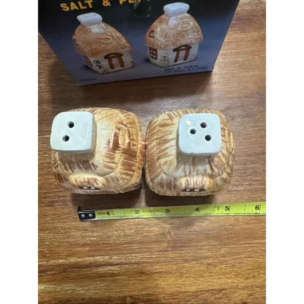 Vintage‎ Cottages Straw Brick Salt & Pepper Shaker Set Made In Taiwan